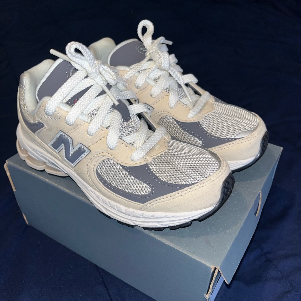 New balance 2002r